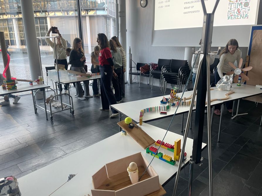 Im Workshop entwarfen und bauten die Schülerinnen einen Rube-Goldberg-Maschine mit spektakulären Kettenreaktionen. 