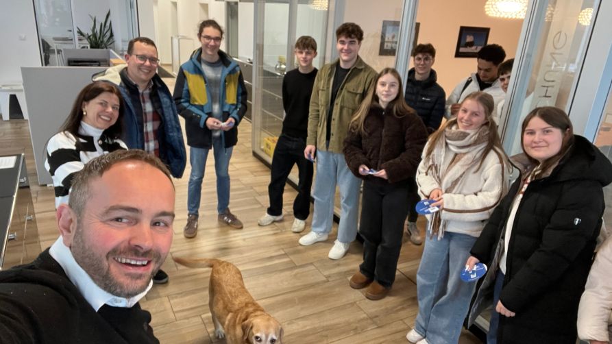 Abschluss-Selfie mit der Familie Säckl, den Teilnehmern und dem Bürohund