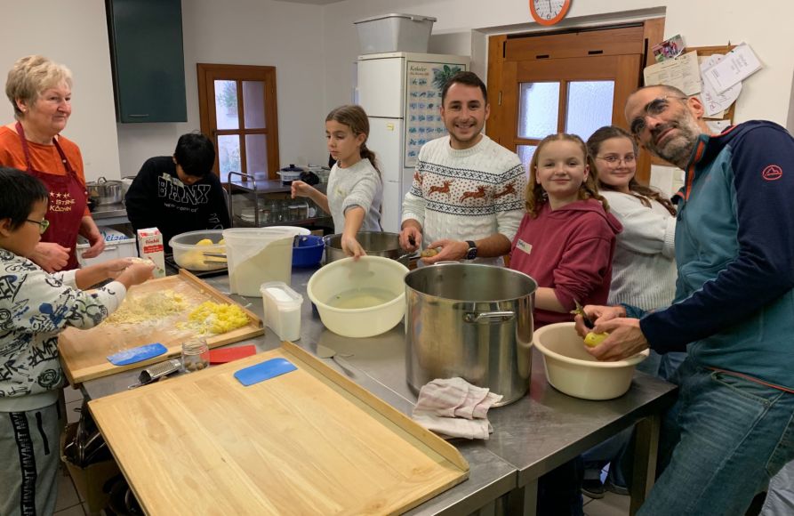 Gemeinsam wurden die verschiedenen bayerischen Gerichte zubereitet.