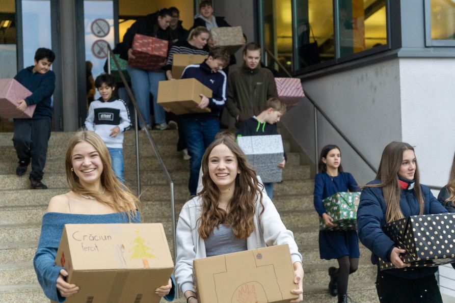 Mühsam wurden die Pakete nach draußen geschleppt!