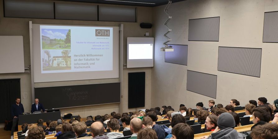 Der Dekan der OTH Regensburg begrüßte die Schülerinnen und Schüler.