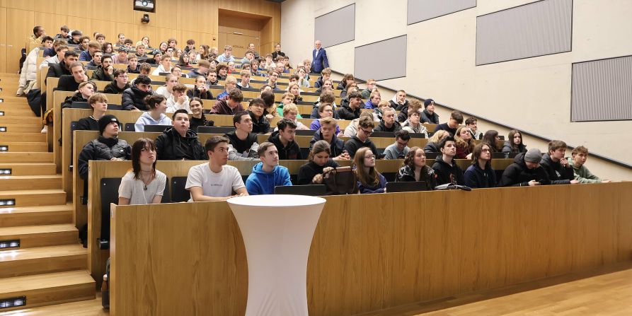 Viele Schülerinnen und Schüler waren zum Tag der Informatik an die OTH gekommen.