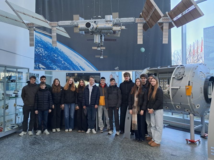 Schülerinnen und Schüler des Fraunhofer-Gymnasiums durften vergangene Woche das Deutsche Zentrum für Luft- und Raumfahrt besuchen.
