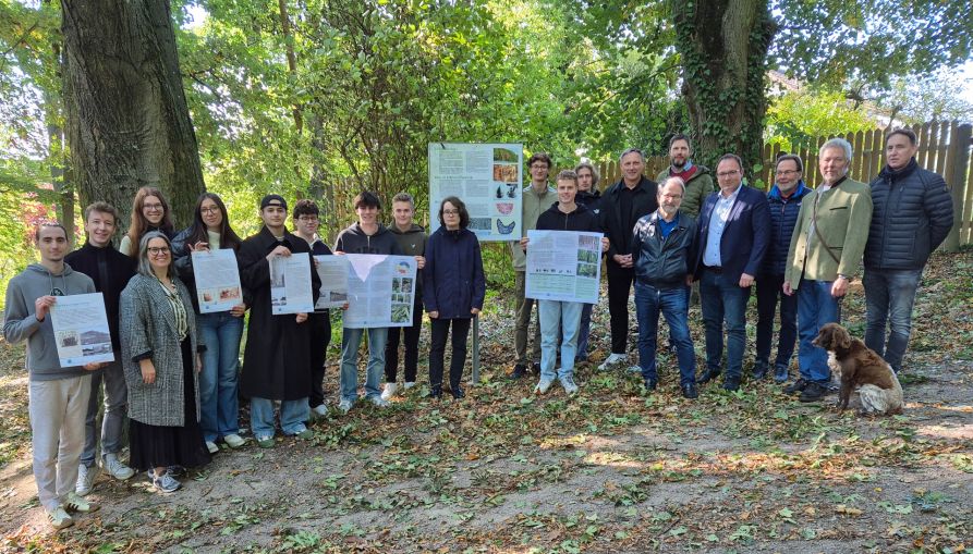Im Beisein der Ehrengäste stellte das P-Seminar seine Arbeit am Kalvarienberg vor (Foto: Josef Fischer).