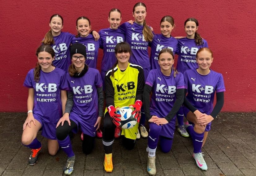 Das Team der Mädchen III hinten v.l.: Paula Breu, Heidi Heuberger, Maja Krackler, Lena Zankl, Frieda Scheubeck, Hannah Weininger vorne v.l.: Eva Heuberger, Johanna Berger, Anna Daiminger, Ida Kessler, Ella Schmelzing 