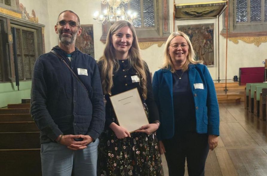 Alesha Heldt zusammen mit Stephan Magerl und StDin Sigrid Schiedermeier