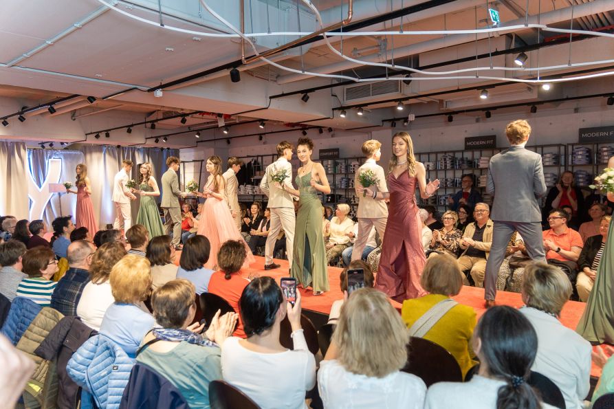 Sie präsentierten aktuelle Modetänze in wunderschöner Abendgarderobe.