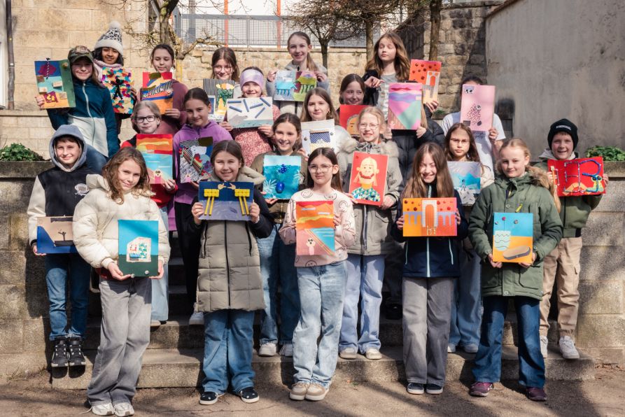 Die erste Gruppe der Kunstklasse 5 mit den fertigen Kunstwerken.