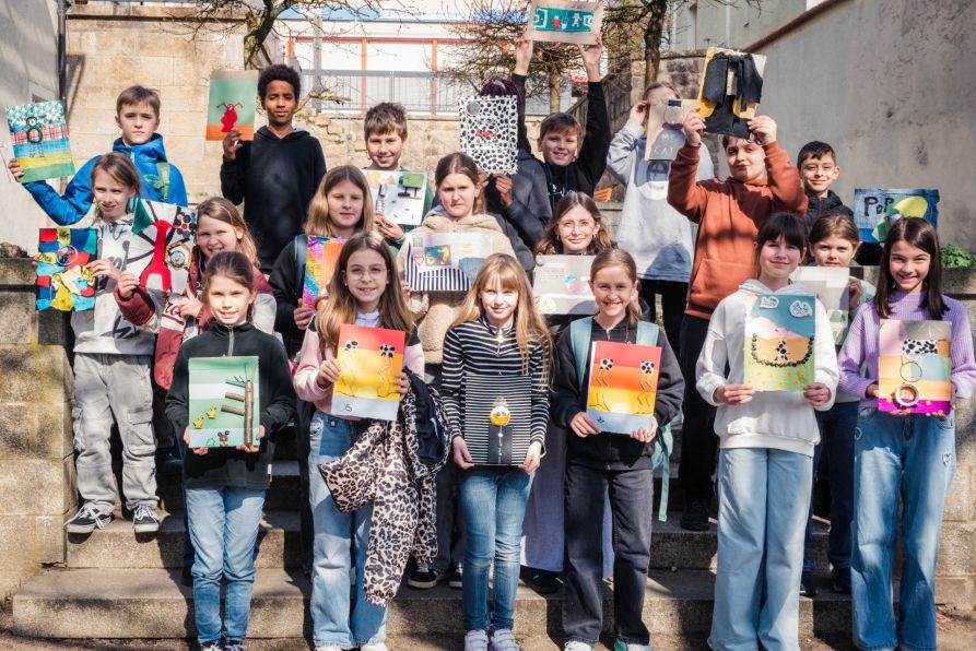 Die zweite Gruppe der Kunstklasse 5 mit den fertigen Kunstwerken.