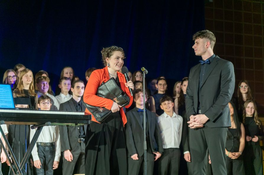 Charmant und witzig führten Mara Terlouw und Jonas Brunner durch den Abend.