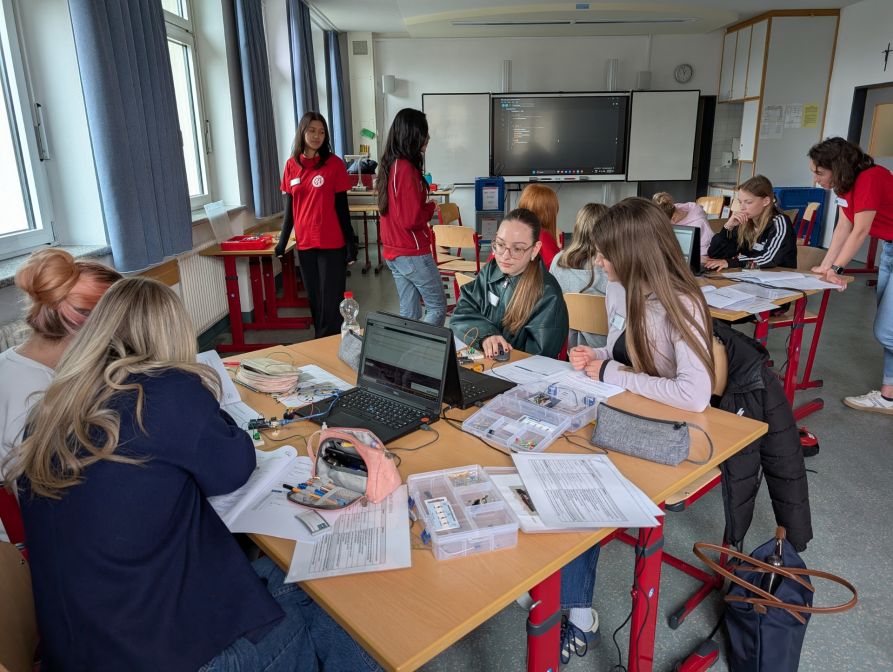 Gemeinsam erarbeiteten die Schülerinnen eine korrekte Schaltung für Sensoren.