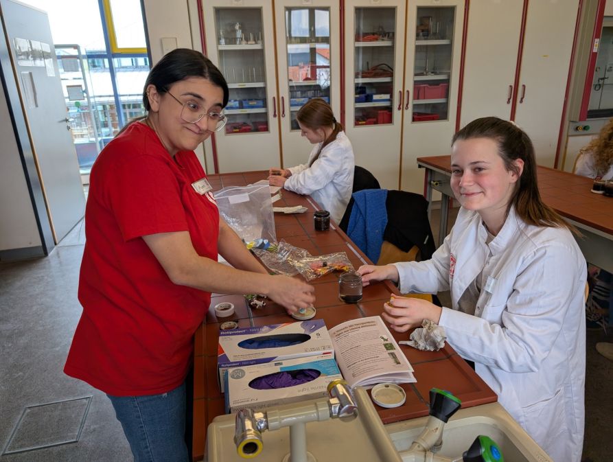 Mit Hilfe der Wissenschaftlerinnen der Technischen Universität München konnten die Schüler einen Versuch zur Trenntechnik aufbauen.