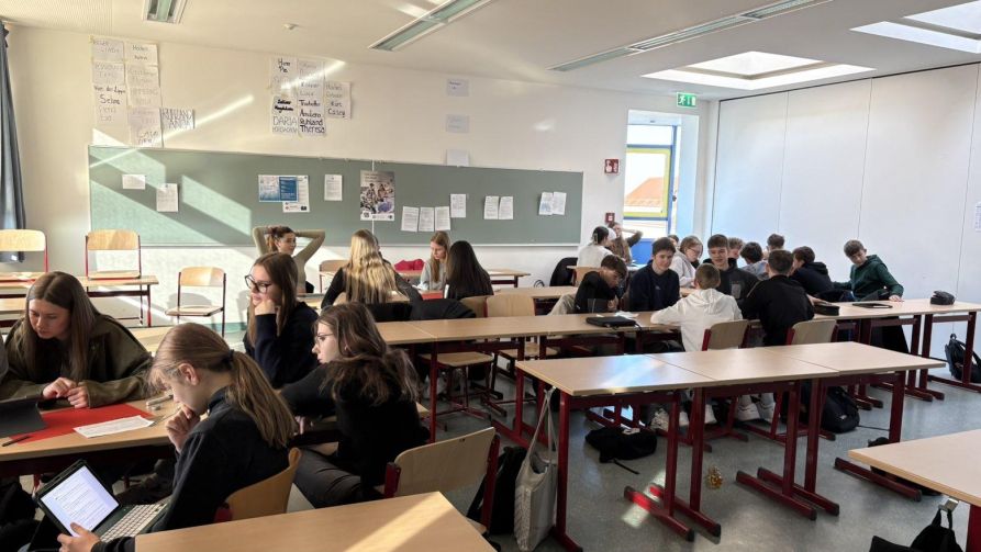 Die Schülerinnen und Schüler recherchierten mit Arbeitsaufträgen zu „Alltagsrassismus und Vorurteilen“ und „Rassismus im digitalen Raum“ sowie zu „Zivilcourage - Die 5D-Methode“ und „Schule mit Courage - JvFG“.