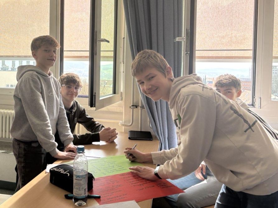 Gemeinsam erarbeiteten die Schülerinnen und Schüler die Plakate zu verschiedenen Themen.