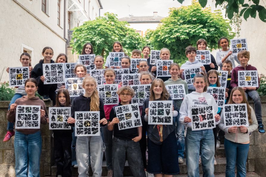 Die Schülerinnen und Schüler mit ihren letzten Arbeiten in der Kunstklasse 6