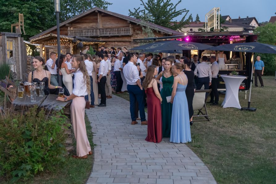 Der laue Sommerabend war perfekt, um im Freien im Biergarten ein kühles Getränk zu genießen.