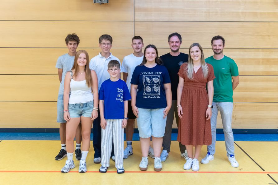 Die neuen Schülersprecher zusammen mit den Verbindungslehrern:  Xaver Bücherl (11c, 1. Schülersprecher), Johannes Kienberger (10a, 2. Schülersprecher), Sarah Mountain (10b, 3. Schülersprecherin), Ben Weichselmann (9b, Mittelstufensprecher), Louisa Hauser (7c, Mittelstufensprecherin), Elias Kienberger (6g, Unterstufensprecher); Neue Verbindungslehrer: Max Bauer, Andreas Klebl und Marina Peter