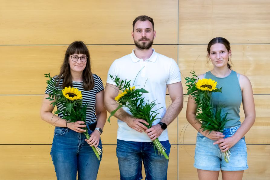 StRefin Andrea Volk (Kunst), StRef Johannes Wittmann (Englisch/Geschichte), Florian Forster (nicht im Bild) und Franziska Neubert (FSJ) wurden verabschiedet.