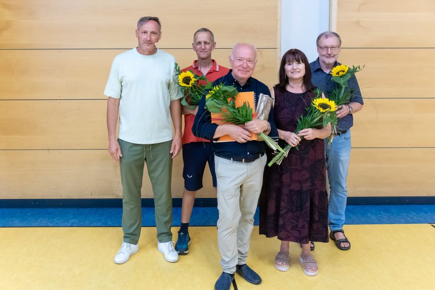 Einige Lehrkräfte verließen zum Halbjahr bzw. zum Schuljahresende das Fraunhofer-Gymnasium, darunter Hanna König, Leo Schötz und Dankfried Eberlein (nicht im Bild). Weit über 30 Jahre verbrachten Arnold Stauber, Hubert Bauer, Monika Pressler und Robert Wagenbrenner am Fraunhofer-Gymnasium und wurden unter großem Applaus der Schulfamilie von Schulleiter Uwe Mißlinger verabschiedet.