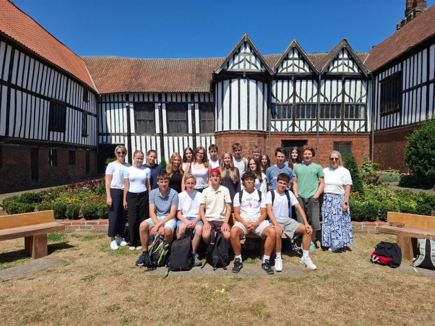 Die Reisegruppe vor der Old Hall in Gainsborough