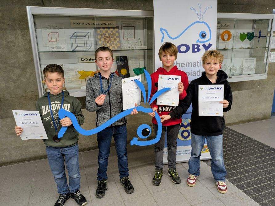 Die vier Fraunhofer mit ihren Urkunden