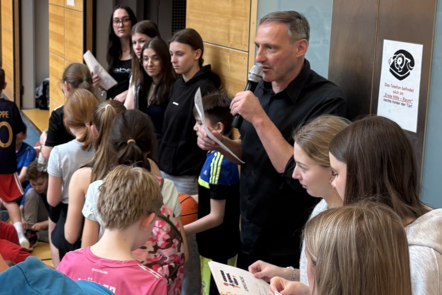 Bei der Siegerehrung gratulierte Schulleiter Uwe Mißlinger den erfolgreichen Teams.