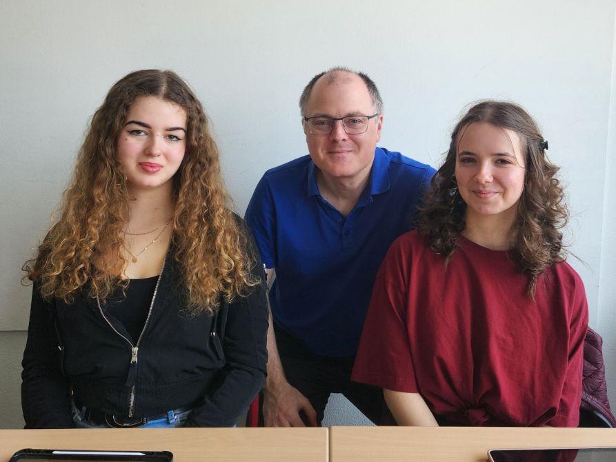 Die beiden Gastschülerinnen mit Betreuungslehrer Thomas Scheubeck