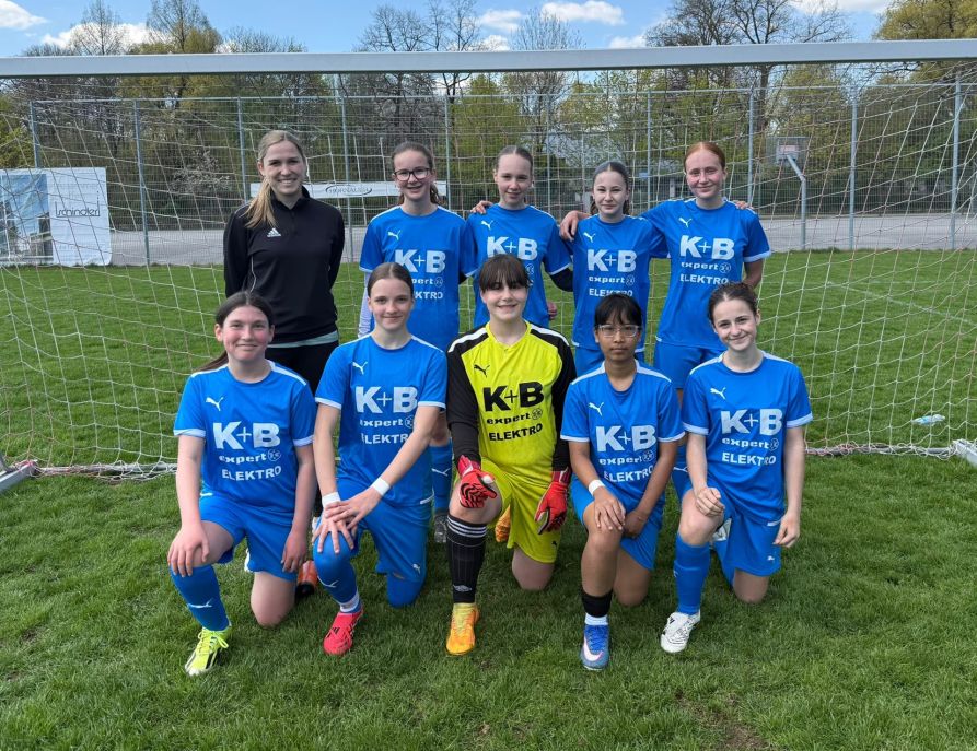 Das Team der Mädchen III: StRin Marina Peter, Johanna Berger, Maja Krackler, Paula Breu, Ella Schmelzing (hinten v.l.:) Antonia Hruschka, Ida Kessler, Anna Daiminger, Chananthida Moolsombat, Hannah Weininger (vorne v.l.)