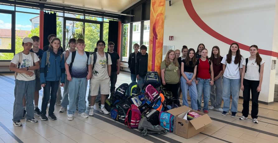 Die Fraunhofer-Schüler sammelten für die Tafel Schulranzen und Schulmaterialien.