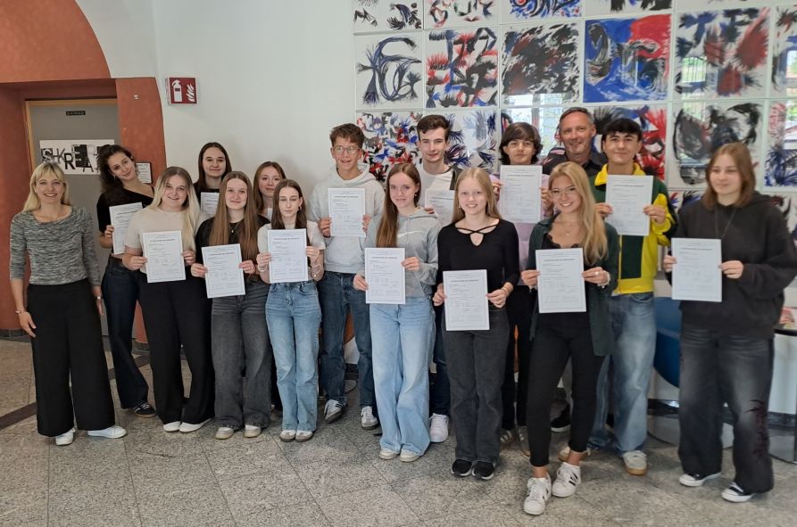 15 Schülerinnen und Schüler erhielten kürzlich ihre vorläufigen Bestätigungen über das erfolgreiche Bestehen der DELF-Prüfung. Im Rahmen einer kleinen Feierstunde gratulierten Schulleiter OStD Misslinger und die betreuende sowie prüfende Lehrkraft OStRin Loibl jedem Prüfling persönlich zu dieser Leistung