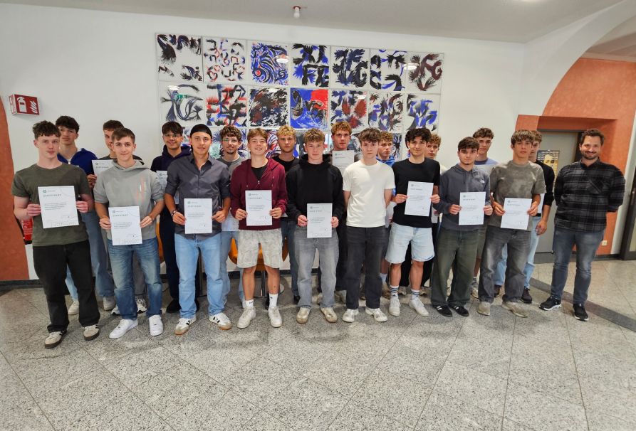 Die neuen DFB-Junior-Coaches (v. l. n. r.): Dennis Mulzer, Korbinian Eigenstetter, Lucas Berger, Linus Fuchsbüchler, Luca Batzl, Xaver Bücherl, Maximilian Fleischmann, Luis Lommer, Quirin Markgraf, Timo Wittenzellner, Simon Schlecht, Thomas Ederer, Emil Fischer, Maximilian Wensauer, Lars Fischer, Josua Laußer, Benedikt Raab, Kilian Wanninger, Xeno Weinfurtner, Andreas Klebl.