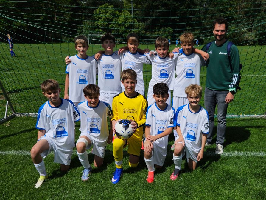 Die Oberpfalzsieger der Jungen IV mit Sportlehrer Andreas Klebl (re.).