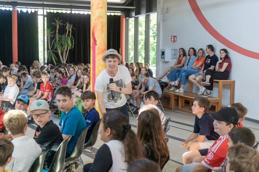 Björn Puscha nahm die Schülerinnen und Schüler des Fraunhofer-Gymnasiums mit auf eine Zeitreise ins antike Rom.