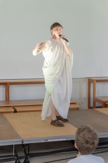 Mit einer Toga bekleidet gab er den Schülerinnen und Schülern Einblicke ins Alltagsleben der Römer.