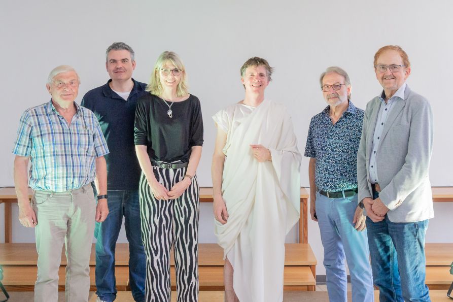 Der Münchner Kabarettist Björn Puscha zusammen mit Josef Ruhland, Michael Meier, Marion Baumann, Christian Nowotny und Dr. Alois Eiber, der jährlich den Preis für den besten Lateinabiturienten des Fraunhofer-Gymnasiums stiftet.