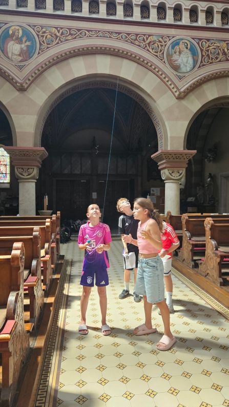 Beim Luftballon-Experiment konnten die Schülerinnen und Schüler die Deckenhöhe der Kirche messen. 