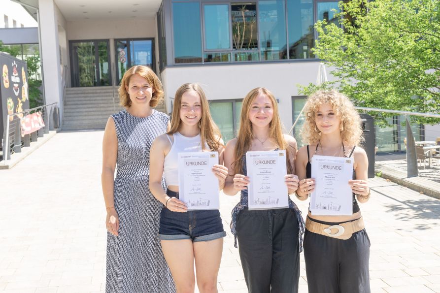 Die Fraunhofer-Schülerinnen Victoria Dinges, Sophia Dimpfl und Marlene Boin erzielten mehr als 90% der Gesamtpunktzahl und erhielten daher einen zweiten und Victoria Dinges sogar einen außergewöhnlichen ersten Platz auf Landesebene.