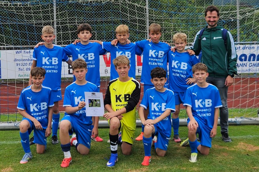 Theo Zöller, Toni Macht, Lian Smolka, Ralf Weichs, Matthias Effenhauser und Sportlehrer Andreas Klebl (stehend v.l.) sowie Severin Fischer, Maximilian Menzel, Simon Toma, Hannes Schmidbauer und Felix Wittmann (knieend v.l.). 