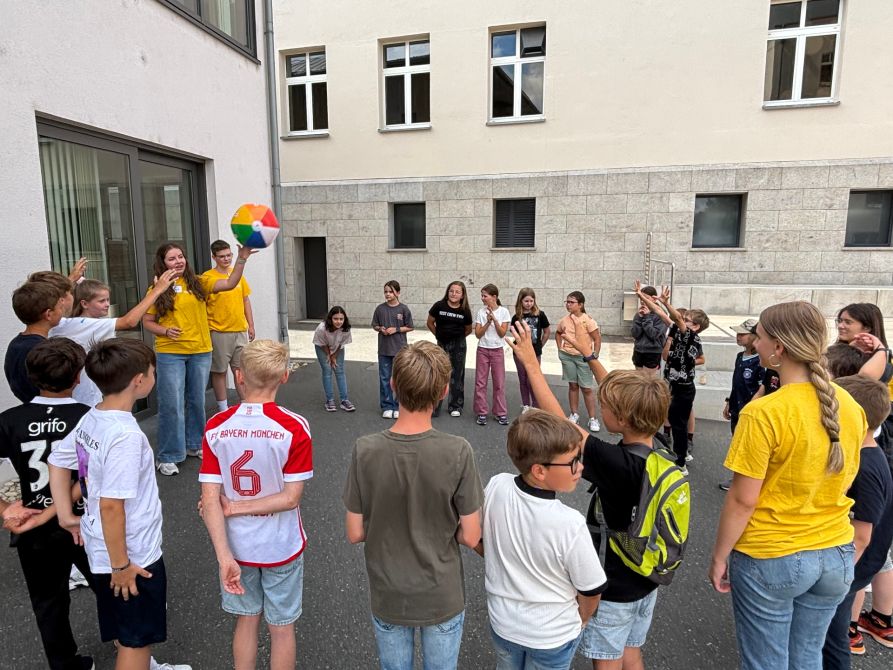Gemeinsame Spiele im Pausenhof