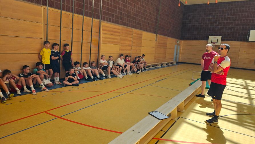 Daniel Nowara, Abteilungsleiter der Gewichtheber des TB 03 Roding, und Jugendleiter Matthias Hecht vermittelten den Kindern auf abwechslungsreiche und kindgerechte Weise die vielseitigen Anforderungen ihrer Sportart.