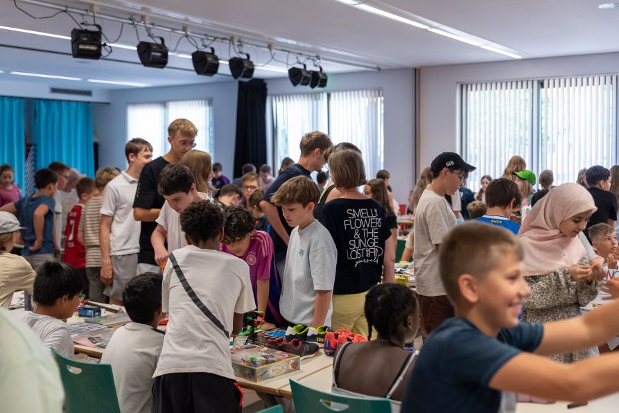 Beim Flohmarkt konnte sogar eine Spende an das Kinderhilfswerk der Schule übergeben werden.