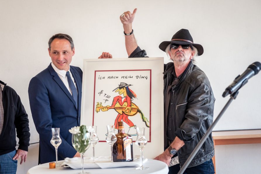 Der besondere Humor von Leo Schötz wird jedem in Erinnerung bleiben, der ihn kannte. Als 2019 der neue Schulleiter am JvFG begrüßt wurde, trat Leo Schötz als Udo Lindenberg auf und überreichte in perfektem Outfit einen Originaldruck des Musikers und Künstlers.