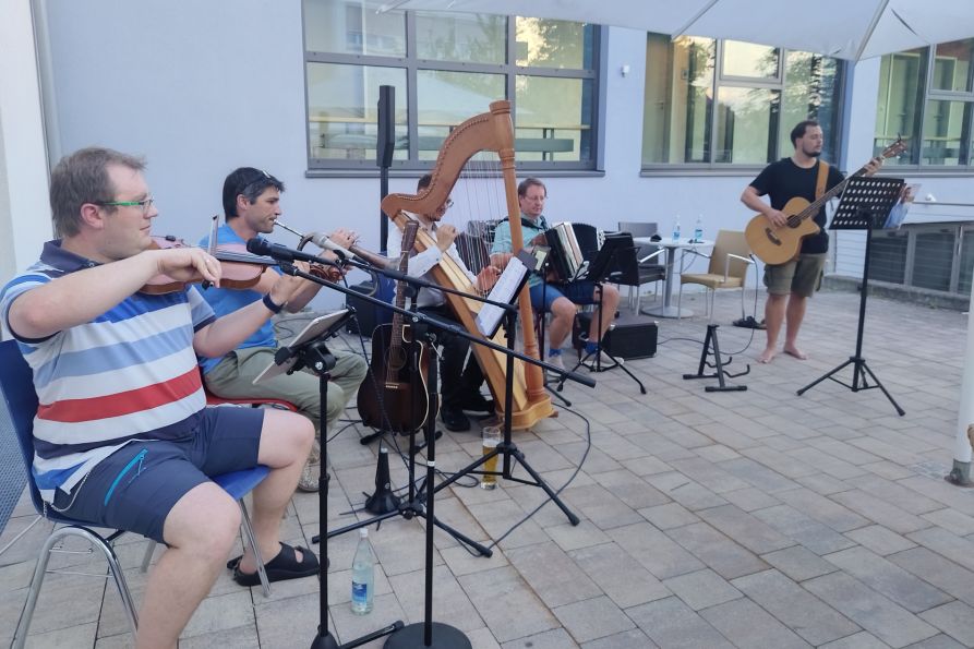 Mit stimmungsvoller Musik ging es durch den Abend.