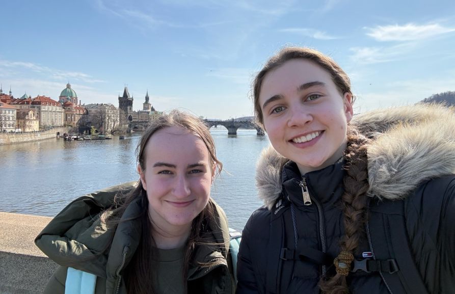 Lena (rechts) gemeinsam mit ihrer Gastschwester Kateřina Kuželová in Prag