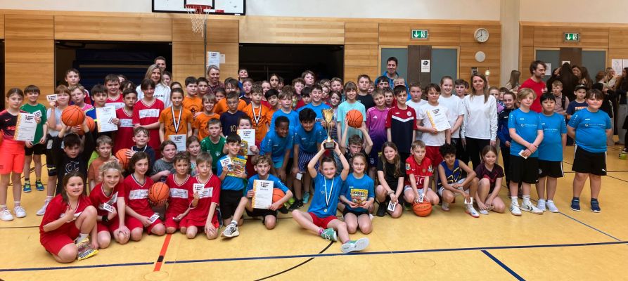 Die Teilnehmer am Basketball GrundschulCup aus den Grundschulen Bodenwöhr, Cham, Eschlkam, Miltach, Stamsried, Wald, Wilting und Windischbergerdorf