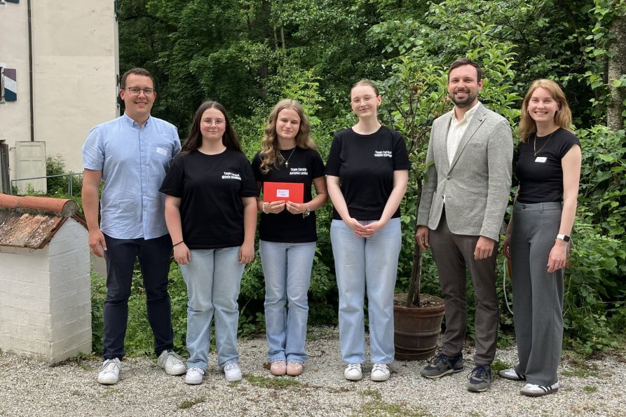 Das Siegerteam (v.l.) Lehrer Uli Voit zusammen mit Michelle Schmidbauer, Antonia Lankes, Isabella Schreiner, David Jonczyk, 3. Bürgermeister des Marktes Arnstorf, und Marie Hlawatsch von der Hans-Lindner-Stiftung.