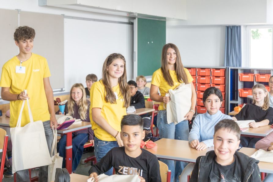 Die Tutoren begleiteten ihre Schützlinge nicht nur am ersten Tag, sondern überreichten ihnen auch selbstgebastelte kleine Schultüten und Geschenke der Fraunhofer-Freunde, dem Förderverein der Schule.