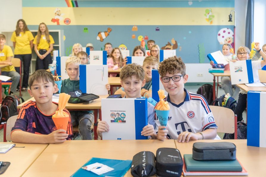 Die neuen Fraunhofer freuten sich riesig über ihre Geschenke zum ersten Schultag.