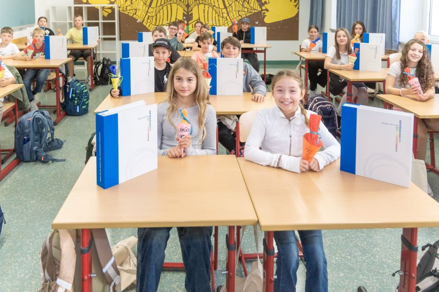 Mit leuchtenden Augen und voller Erwartung freuen sich die Schülerinnen und Schüler auf die kommende Zeit am Fraunhofer-Gymnasium.