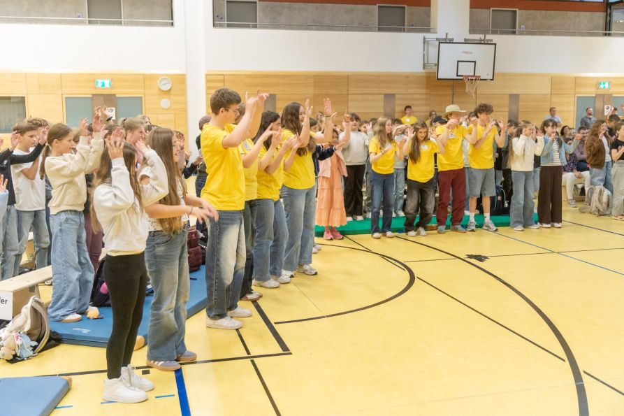 Tolle Stimmung gab es beim „Gute Laune“-Partyhit, den die Chorklassenkinder extra für die neuen Fünftklässler umdichteten und bei dem dann nicht nur die Kinder, sondern auch die Tutoren mittanzten.